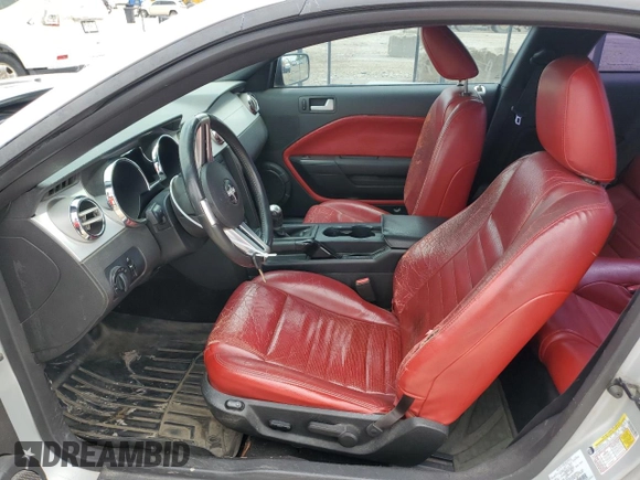 2006 Ford Mustang GT Deluxe z VIN 1ZVFT82H665205379, wystawiony jako Copart lot #57790135 z przebiegiem 193 607 mil mil oraz Szkoda całkowita • Salvage title. Historia ofert i sprzedaży dostępna na DreamBid. Obrazek 7.