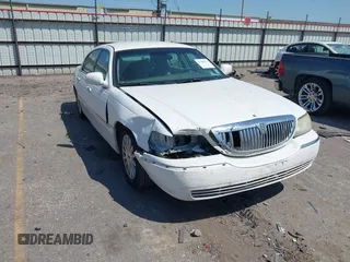 2004 Lincoln Town Car Signature z VIN 1LNHM81W84Y652859, wystawiony jako IAAI lot #41984773 z przebiegiem 201 944 mil mil oraz . Historia ofert i sprzedaży dostępna na DreamBid. Obrazek 1.