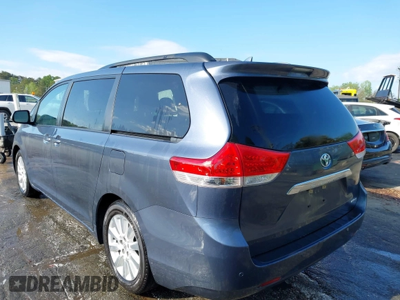 2014 Toyota Sienna XLE z VIN 5TDYK3DCXES498828, wystawiony jako IAAI lot #41970991 z przebiegiem 75 015 mil mil oraz . Historia ofert i sprzedaży dostępna na DreamBid. Obrazek 3.
