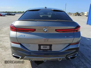 2025 BMW X6 xDrive40i z VIN 5UX33EX02S9W99295, wystawiony jako Copart lot #56997185 z przebiegiem 31 308 mil mil oraz Tytuł czysty. Historia ofert i sprzedaży dostępna na DreamBid. Obrazek 6.