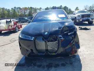 2024 BMW iX M60 z VIN WB533CF06RCN40621, wystawiony jako IAAI lot #42005612 z przebiegiem 11 051 mil mil oraz . Historia ofert i sprzedaży dostępna na DreamBid. Obrazek 12.