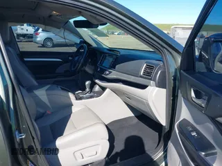 2018 Toyota Highlander SE with VIN 5TDJZRFH3JS834516, listed as a IAAI auction lot 41670880 with 81,274 mi miles and . Bid and sale history available at DreamBid. Image 5.