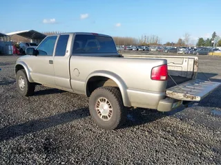 2001 GMC Sonoma with VIN 1GTCT19W918115779, listed as a IAAI auction lot 41648617 with 168,900 mi miles. Bid and sale history available at carsss.com. Image 3.