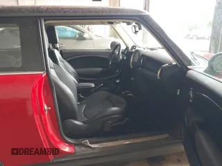 2011 MINI Hardtop S с VIN WMWSV3C53BTY21966, выставлен на аукционе IAAI как лот 42488361 с пробегом 114 029 миль миль и . История ставок и продаж доступна на DreamBid. Изображение 5.