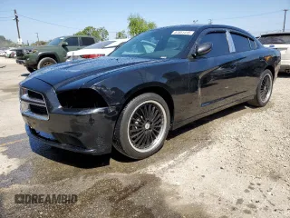 2013 Dodge Charger SE z VIN 2C3CDXBG6DH509939, wystawiony jako Copart lot #57851415 z przebiegiem 182 634 mil mil oraz Szkody całkowita. Historia ofert i sprzedaży dostępna na DreamBid. Obrazek 1.