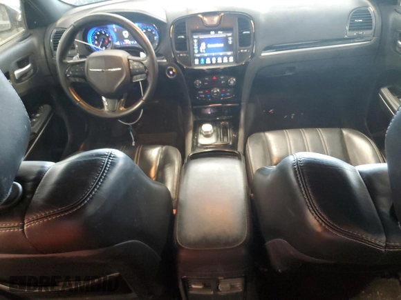 2018 Chrysler 300 S z VIN 2C3CCAGG7JH141811, wystawiony jako Copart lot #53568055 z przebiegiem 140 220 mil mil oraz Szkoda całkowita • Salvage title. Historia ofert i sprzedaży dostępna na DreamBid. Obrazek 8.