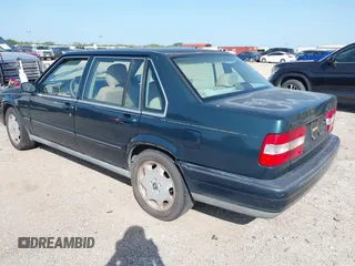 1995 Volvo 960 z VIN YV1KS9617S1061294, wystawiony jako IAAI lot #42523296 z przebiegiem 251 774 mil mil oraz . Historia ofert i sprzedaży dostępna na DreamBid. Obrazek 3.