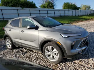 2025 Buick Encore GX Preferred z VIN KL4AMBSP7SB005664, wystawiony jako Copart lot #50201675 z przebiegiem 12 793 mil mil oraz Szkoda całkowita • Salvage title. Historia ofert i sprzedaży dostępna na DreamBid. Obrazek 4.