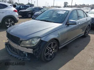 2014 Mercedes-Benz C 250 Sport z VIN WDDGF4HBXEG220003, wystawiony jako IAAI lot #41473006 z przebiegiem 98 949 mil mil oraz . Historia ofert i sprzedaży dostępna na DreamBid. Obrazek 18.
