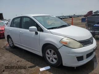 2008 Nissan Versa S z VIN 3N1BC11E18L395470, wystawiony jako Copart lot #58639875 z przebiegiem 194 493 mil mil oraz Czysty tytuł • Clean title. Historia ofert i sprzedaży dostępna na DreamBid. Obrazek 4.