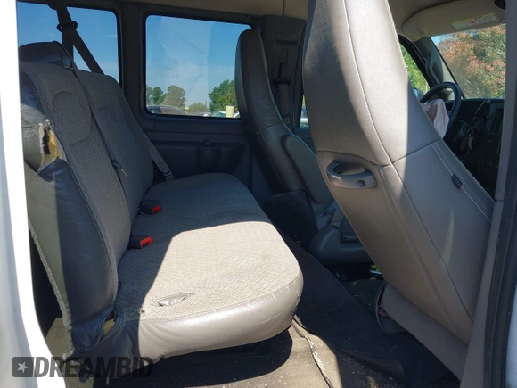2018 Chevrolet Express Passenger LT z VIN 1GAZGPFG2J1332171, wystawiony jako IAAI lot #39459519 z przebiegiem 71 541 mil mil oraz . Historia ofert i sprzedaży dostępna na DreamBid. Obrazek 8.