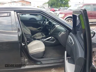 2013 Hyundai Veloster w/Black Int с VIN KMHTC6ADXDU084704, выставлен на аукционе IAAI как лот 42443297 с пробегом 111 587 миль миль и . История ставок и продаж доступна на DreamBid. Изображение 5.