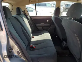 2011 Nissan Versa S z VIN 3N1BC1CP2BL469761, wystawiony jako Copart lot #57906935 z przebiegiem 178 416 mil mil oraz Szkoda całkowita • Salvage title. Historia ofert i sprzedaży dostępna na DreamBid. Obrazek 11.