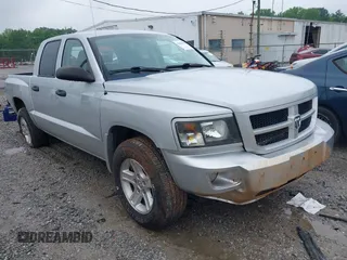 2010 Dodge Dakota Bighorn/Lonestar z VIN 1D7CW3GK4AS140049, wystawiony jako IAAI lot #42231805 z przebiegiem 149 489 mil mil oraz . Historia ofert i sprzedaży dostępna na DreamBid. Obrazek 1.