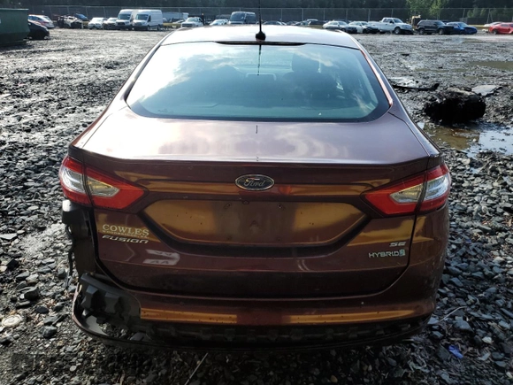 2016 Ford Fusion SE Hybrid z VIN 3FA6P0LU5GR377735, wystawiony jako Copart lot #58791955 z przebiegiem 135 798 mil mil oraz Szkoda całkowita • Salvage title. Historia ofert i sprzedaży dostępna na DreamBid. Obrazek 6.