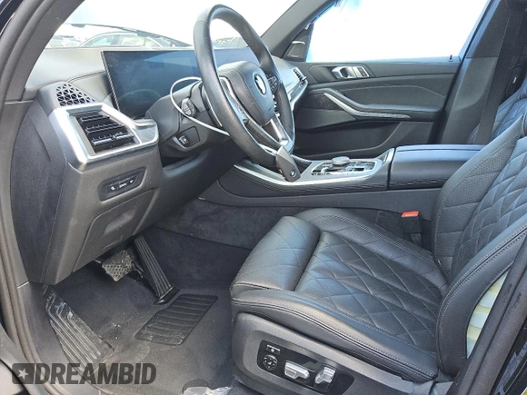 2024 BMW X5 xDrive40i z VIN 5UX23EU01R9T44676, wystawiony jako Copart lot #57216555 z przebiegiem Nie podano mil oraz Tytuł czysty. Historia ofert i sprzedaży dostępna na DreamBid. Obrazek 7.
