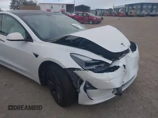 2022 Tesla Model 3 Long Range z VIN 5YJ3E1EB9NF115364, wystawiony jako IAAI lot #41618947 z przebiegiem 58 196 mil mil oraz . Historia ofert i sprzedaży dostępna na DreamBid. Obrazek 6.