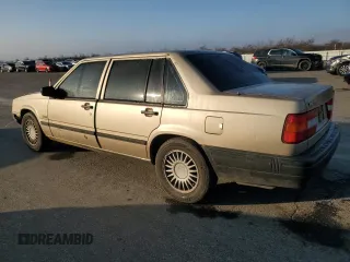 1993 Volvo 900 z VIN YV1JS8318P1140782, wystawiony jako Copart lot #41431855 z przebiegiem 141 139 mil mil oraz Szkody całkowita. Historia ofert i sprzedaży dostępna na DreamBid. Obrazek 2.