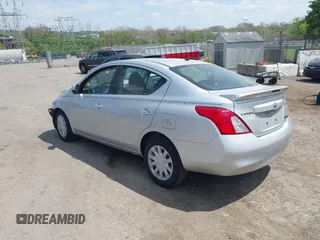 2013 Nissan Versa S Plus z VIN 3N1CN7AP8DL859478, wystawiony jako IAAI lot #42098071 z przebiegiem 107 941 mil mil oraz . Historia ofert i sprzedaży dostępna na DreamBid. Obrazek 3.