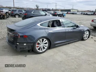 2015 Tesla Model S 85D with VIN 5YJSA1H4XFF096717, listed as a Copart auction lot 84732464 with Not Provided miles and Salvage Title. Bid and sale history available at carsss.com. Image 3.