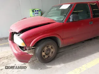 2001 GMC Sonoma SLS 1SG z VIN 1GTCS19W818224334, wystawiony jako IAAI lot #42119324 z przebiegiem 209 663 mil mil oraz . Historia ofert i sprzedaży dostępna na DreamBid. Obrazek 6.