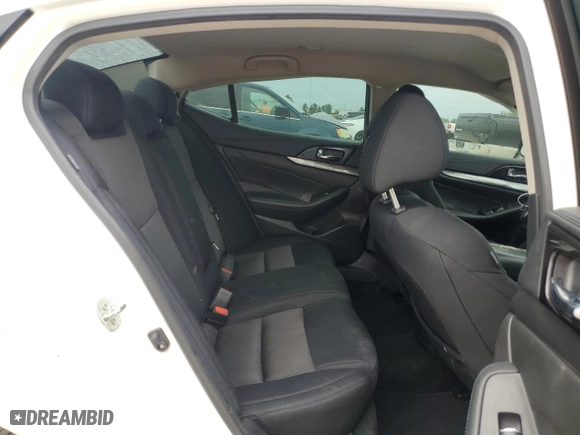 2019 Nissan Maxima SR with VIN 1N4AA6AV6KC382203, listed as a Copart auction lot 70239384 with 113,171 mi miles and Salvage Title. Bid and sale history available at carsss.com. Image 10.