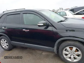 2013 Kia Sorento LX z VIN 5XYKT3A68DG388695, wystawiony jako IAAI lot #41809229 z przebiegiem 157 966 mil mil oraz . Historia ofert i sprzedaży dostępna na DreamBid. Obrazek 13.