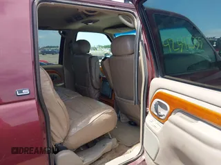 1999 Chevrolet Suburban with VIN 1GBFK16R5XJ335005, listed as a IAAI auction lot 42542755 with 200,599 mi miles and . Bid and sale history available at DreamBid. Image 8.