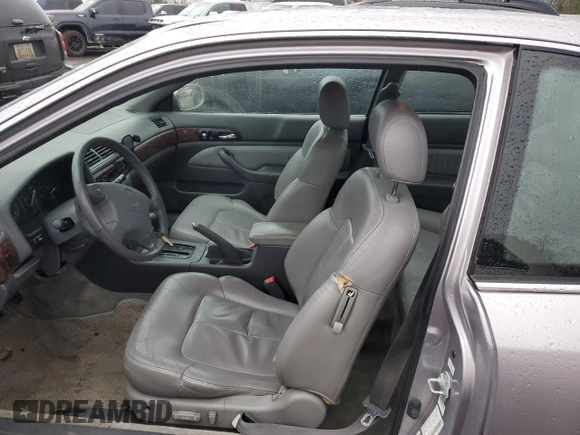 1997 Acura CL Premium z VIN 19UYA2257VL010732, wystawiony jako Copart lot #84667764 z przebiegiem 151 580 mil mil oraz Szkoda całkowita • Salvage title. Historia ofert i sprzedaży dostępna na DreamBid. Obrazek 7.