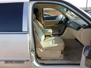2008 Cadillac Escalade z VIN 1GYEC63828R153028, wystawiony jako IAAI lot #42043110 z przebiegiem 127 122 mil mil oraz . Historia ofert i sprzedaży dostępna na DreamBid. Obrazek 5.