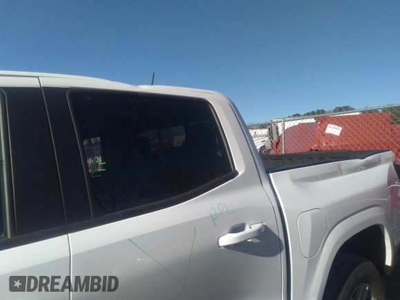 2024 Chevrolet Colorado 2WD LT z VIN 1GCPSCEKXR1255752, wystawiony jako IAAI lot #40898978 z przebiegiem 100 mil mil oraz . Historia ofert i sprzedaży dostępna na DreamBid. Obrazek 18.