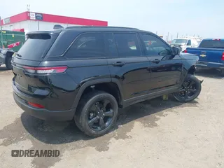 2023 Jeep Grand Cherokee Laredo z VIN 1C4RJGAG7PC648078, wystawiony jako IAAI lot #42474047 z przebiegiem 25 663 mil mil oraz . Historia ofert i sprzedaży dostępna na DreamBid. Obrazek 4.