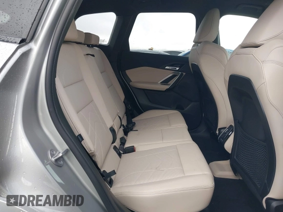2023 BMW X1 xDrive28i z VIN WBX73EF02P5X48940, wystawiony jako IAAI lot #41528706 z przebiegiem 10 683 mil mil oraz . Historia ofert i sprzedaży dostępna na DreamBid. Obrazek 8.