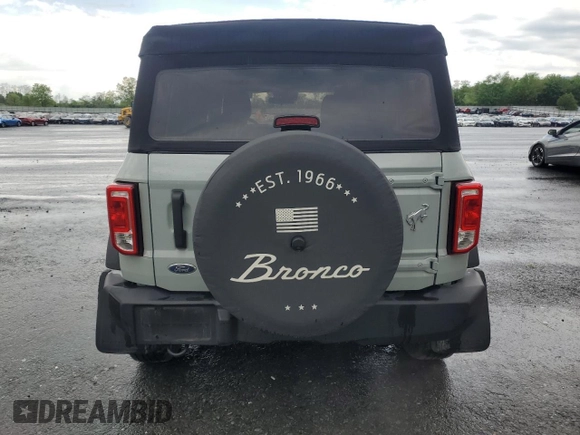 2023 Ford Bronco z VIN 1FMEE5BP6PLB00218, wystawiony jako Copart lot #55887595 z przebiegiem 22 859 mil mil oraz Szkody całkowita. Historia ofert i sprzedaży dostępna na DreamBid. Obrazek 6.