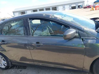 2018 Ford Focus SE z VIN 1FADP3F2XJL316101, wystawiony jako IAAI lot #40805650 z przebiegiem 53 551 mil mil oraz . Historia ofert i sprzedaży dostępna na DreamBid. Obrazek 12.