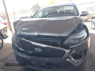 2018 Kia Sorento L z VIN 5XYPG4A39JG339992, wystawiony jako IAAI lot #41862512 z przebiegiem 119 430 mil mil oraz . Historia ofert i sprzedaży dostępna na DreamBid. Obrazek 6.