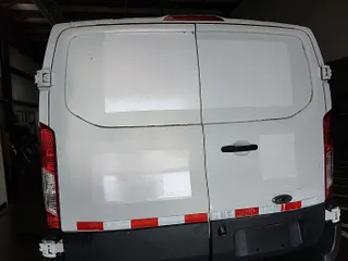 2015 Ford Transit Cargo z VIN 1FTNR1ZM8FKA45398, wystawiony jako IAAI lot #42521006 z przebiegiem 111 526 mil mil oraz . Historia ofert i sprzedaży dostępna na DreamBid. Obrazek 27.