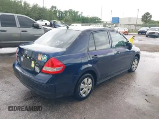 2009 Nissan Versa 1.6 z VIN 3N1CC11E69L483145, wystawiony jako IAAI lot #42240252 z przebiegiem 136 776 mil mil oraz . Historia ofert i sprzedaży dostępna na DreamBid. Obrazek 4.