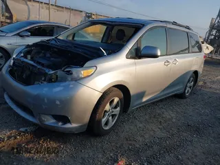 2014 Toyota Sienna LE AAS z VIN 5TDKK3DC8ES433739, wystawiony jako IAAI lot #42680907 z przebiegiem 188 589 mil mil oraz . Historia ofert i sprzedaży dostępna na DreamBid. Obrazek 2.