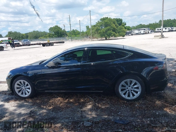 2017 Tesla Model S 60 z VIN 5YJSA1E13HF199359, wystawiony jako IAAI lot #42490410 z przebiegiem 100 377 mil mil oraz . Historia ofert i sprzedaży dostępna na DreamBid. Obrazek 13.
