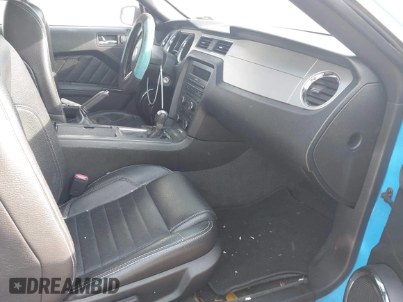 2011 Ford Mustang V6 z VIN 1ZVBP8EM4B5110048, wystawiony jako IAAI lot #42104845 z przebiegiem 141 294 mil mil oraz . Historia ofert i sprzedaży dostępna na DreamBid. Obrazek 5.