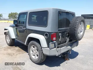 2011 Jeep Wrangler Rubicon z VIN 1J4BA6D11BL556342, wystawiony jako IAAI lot #42465252 z przebiegiem 80 377 mil mil oraz . Historia ofert i sprzedaży dostępna na DreamBid. Obrazek 3.