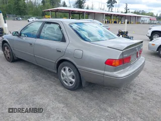 2001 Toyota Camry CE z VIN 4T1BG22K31U069222, wystawiony jako IAAI lot #42346667 z przebiegiem 197 423 mil mil oraz . Historia ofert i sprzedaży dostępna na DreamBid. Obrazek 3.