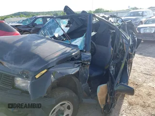 1995 Geo Tracker z VIN 2CNBE18U7S6904490, wystawiony jako IAAI lot #39596307 z przebiegiem 223 933 mil mil oraz . Historia ofert i sprzedaży dostępna na DreamBid. Obrazek 6.