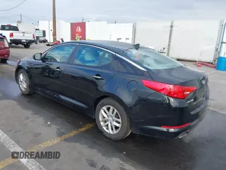 2013 Kia Optima LX z VIN 5XXGM4A74DG221272, wystawiony jako IAAI lot #41470828 z przebiegiem 76 452 mil mil oraz . Historia ofert i sprzedaży dostępna na DreamBid. Obrazek 3.