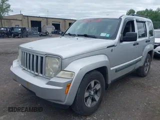 2008 Jeep Liberty Sport z VIN 1J8GN28KX8W247173, wystawiony jako IAAI lot #42259760 z przebiegiem 216 848 mil mil oraz . Historia ofert i sprzedaży dostępna na DreamBid. Obrazek 2.