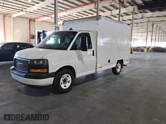 2021 GMC Savana Commercial z VIN 1GDY7RF76M1211125, wystawiony jako Copart lot #86904144 z przebiegiem Nie podano mil oraz Tytuł czysty. Historia ofert i sprzedaży dostępna na DreamBid. Obrazek 1.