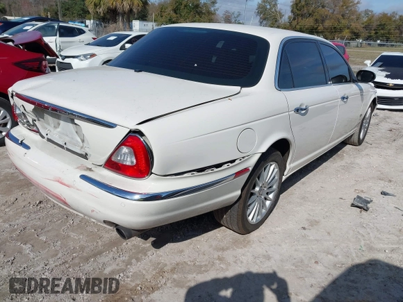 2007 Jaguar XJ with VIN SAJWA79B27SH14560, listed as a IAAI auction lot 41442056 with 1 mi miles. Bid and sale history available at carsss.com. Image 4.