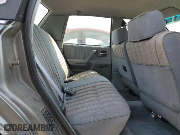1990 Oldsmobile Cutlass z VIN 2G3AL54R2L2339637, wystawiony jako Copart lot #78364484 z przebiegiem 89 106 mil mil oraz Tytuł czysty. Historia ofert i sprzedaży dostępna na DreamBid. Obrazek 10.
