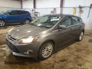 2014 Ford Focus Titanium z VIN 1FADP3N27EL462950, wystawiony jako Copart lot #65207155 z przebiegiem 34 058 mil mil oraz Szkoda całkowita • Salvage title. Historia ofert i sprzedaży dostępna na DreamBid. Obrazek 1.